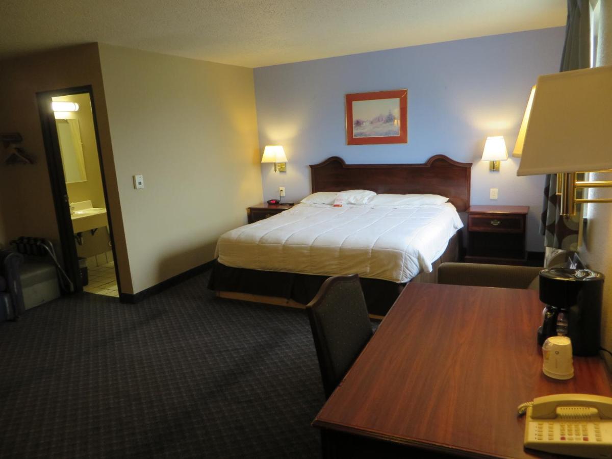 King Studio Suite - Non-Smoking at Super 8 by Wyndham Kenosha/Pleasant Prairie
