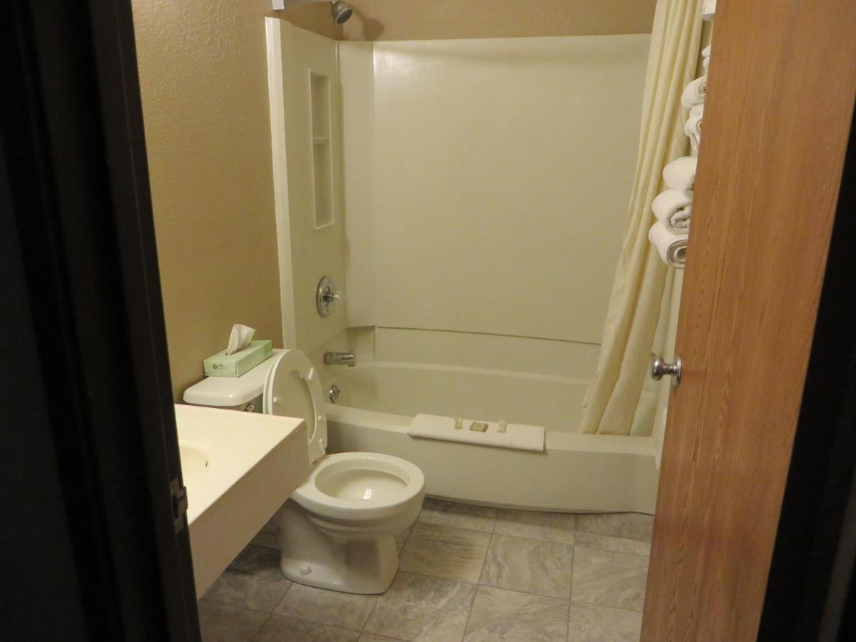 1 Queen Bed, Third Floor, Non-Smoking at Super 8 by Wyndham Kenosha/Pleasant Prairie