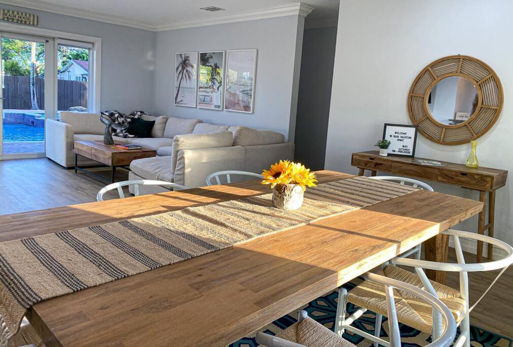 | 5BR Pool+Ping Pong+Gazebo+BBQ+AirHockey -Sleeps 17