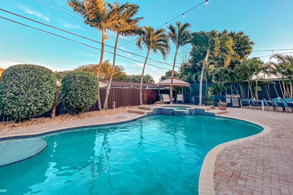 | 5BR Pool+Ping Pong+Gazebo+BBQ+AirHockey -Sleeps 17