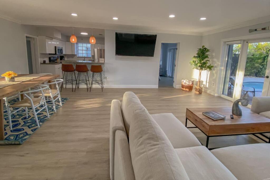 | 5BR Pool+Ping Pong+Gazebo+BBQ+AirHockey -Sleeps 17