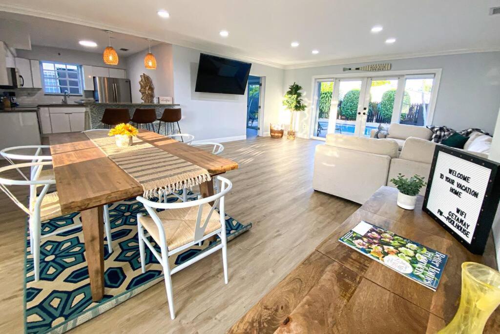 | 5BR Pool+Ping Pong+Gazebo+BBQ+AirHockey -Sleeps 17