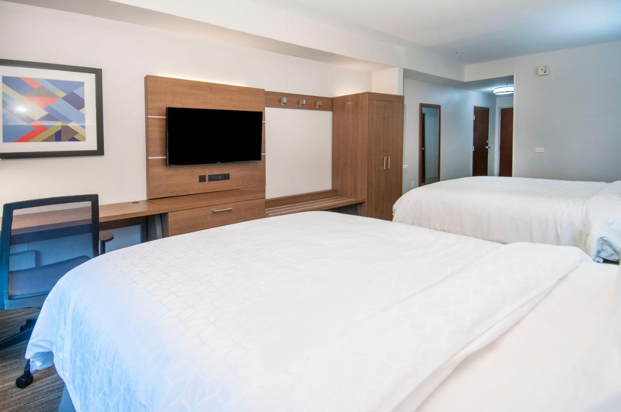 Queen Room with Two Queen Beds at Holiday Inn Express & Suites Ocean Springs by IHG