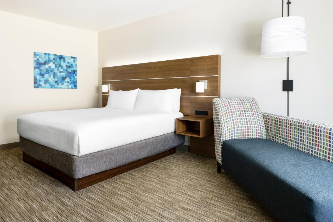 Deluxe King Room - Non-Smoking at Holiday Inn Express & Suites Oakhurst - Yosemite Park Area by IHG