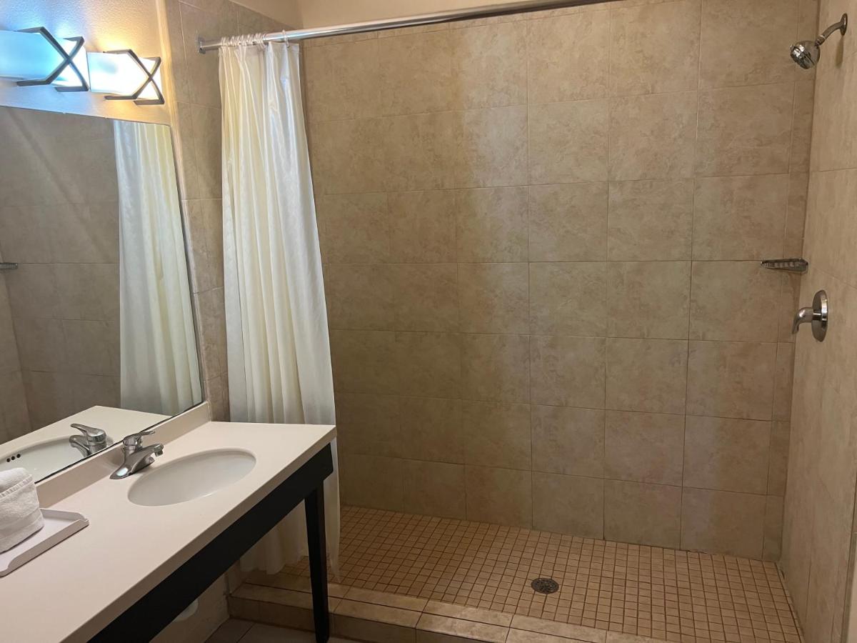 King Room - Disability Access/Non-Smoking at Sunchase Inn & Suites