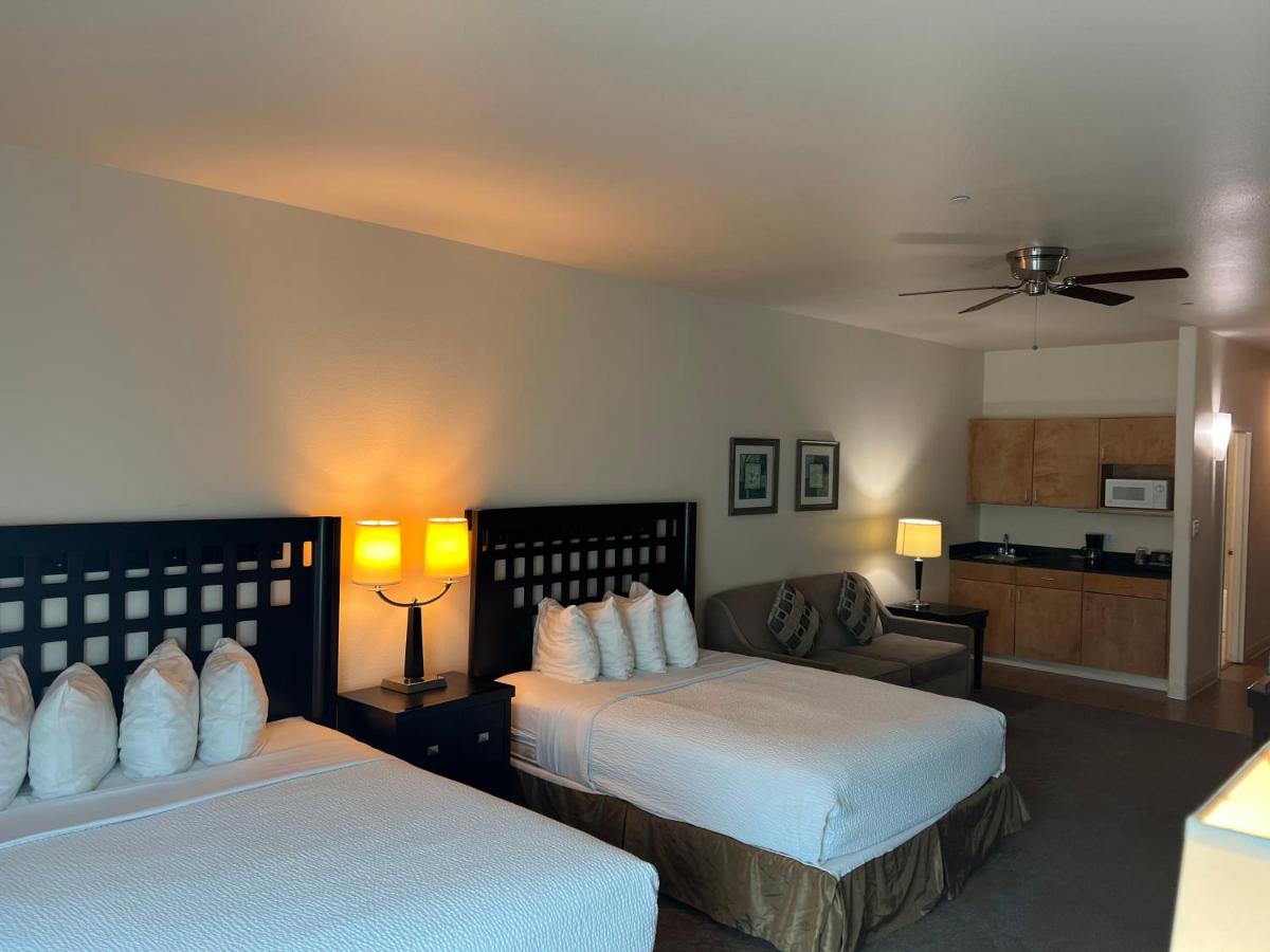 Deluxe Queen with Kitchenette and Sofa Bed at Sunchase Inn & Suites