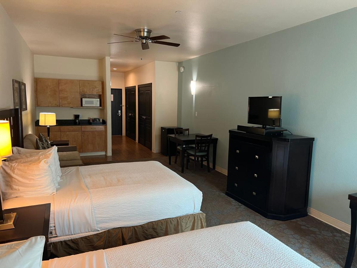 Deluxe Queen with Kitchenette and Sofa Bed at Sunchase Inn & Suites
