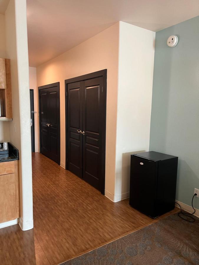 Deluxe Queen with Kitchenette and Sofa Bed at Sunchase Inn & Suites