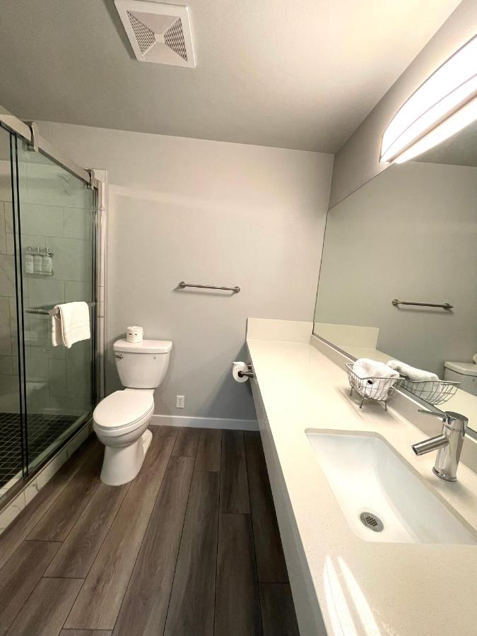 Premium King Deluxe Room at Tides Inn & Suites