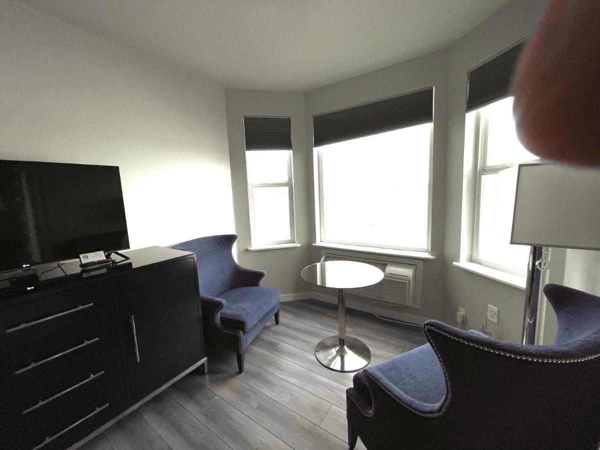 Premium King Deluxe Room at Tides Inn & Suites