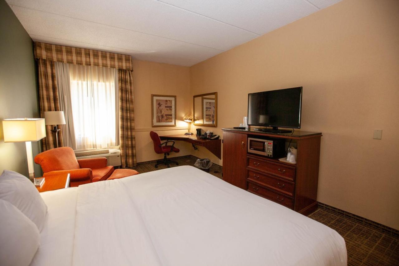 King Room - Disability Access at Baymont by Wyndham Knoxville/Cedar Bluff