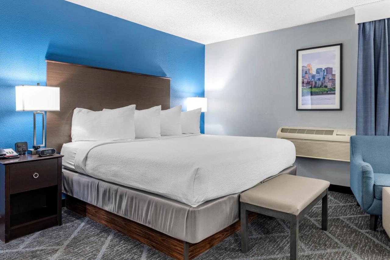King Room with Mobility Accessible Roll-In Shower at Best Western Bloomington Edina - Minneapolis