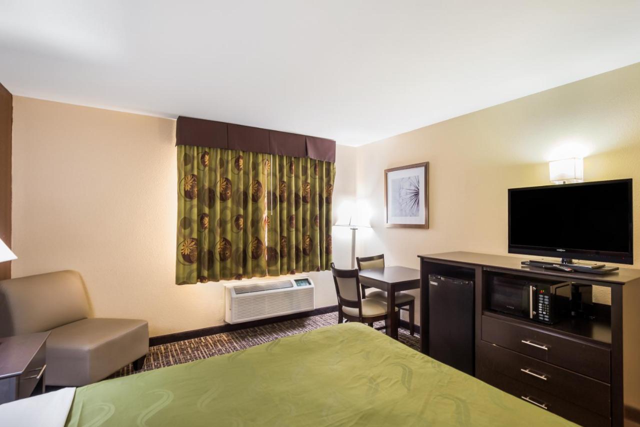 Queen Room /Non-Smoking at Quality Inn & Suites Caseyville - St. Louis