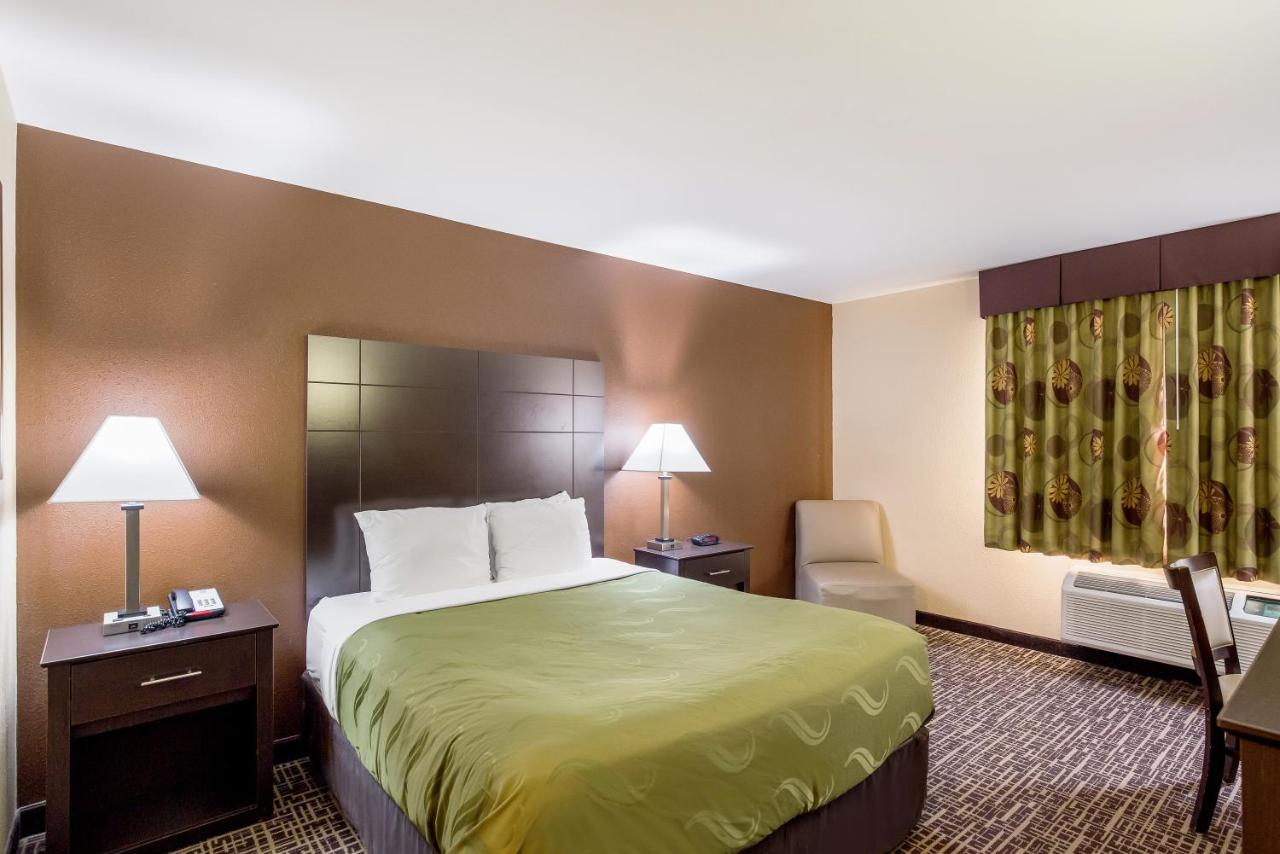 Queen Room /Non-Smoking at Quality Inn & Suites Caseyville - St. Louis
