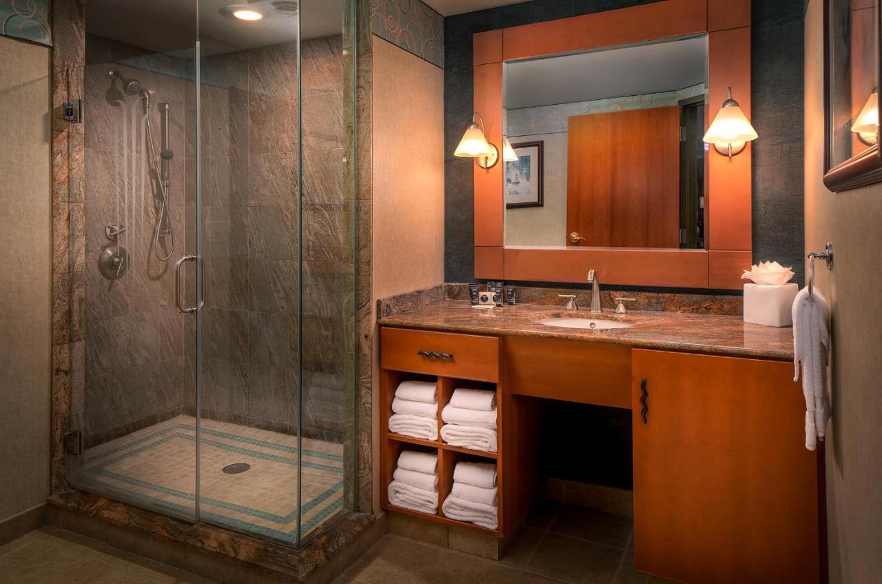 Corner King Suite with Spa Bath at Seneca Niagara Resort & Casino