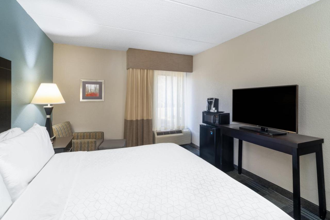 King Room - Non-Smoking at Holiday Inn Express Forsyth by IHG