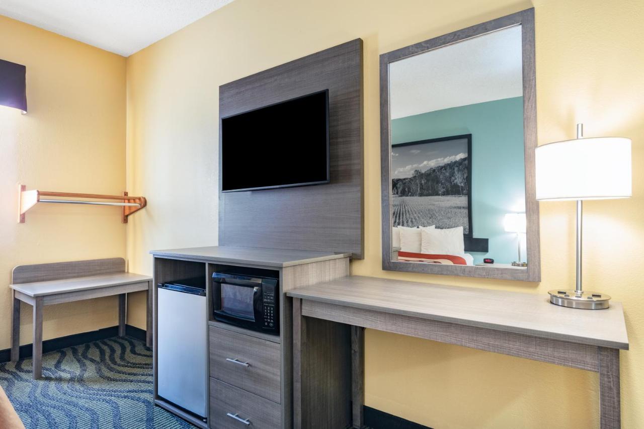 1 Queen Bed, Mobility Accessible Room, Non-Smoking  at Super 8 by Wyndham Kokomo