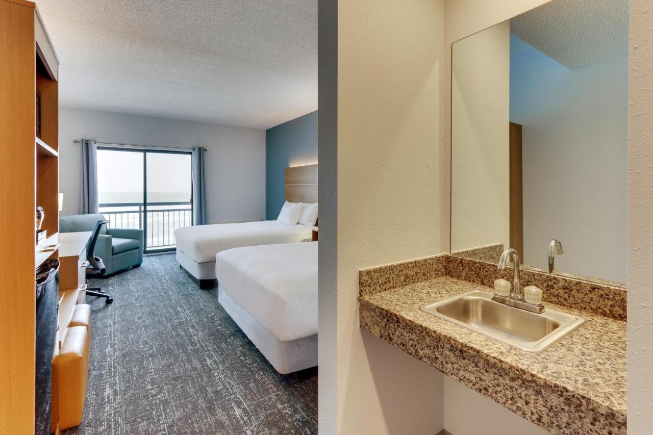 Queen Room with Balcony - Partial View at ParkShore Resort