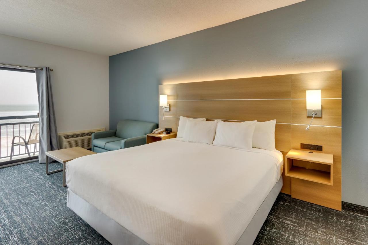 King Room with Lake View at ParkShore Resort