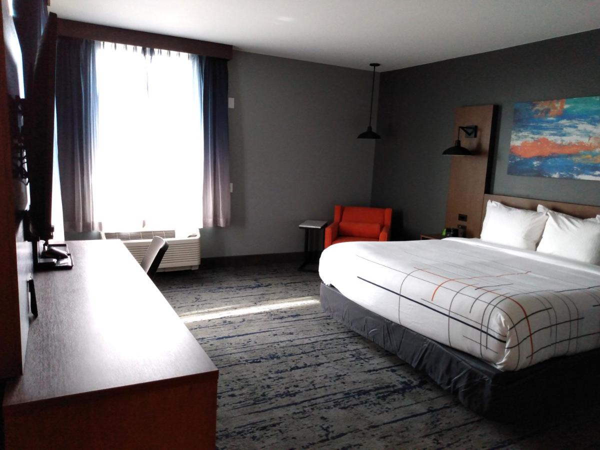 1 King Bed, Mobility/Hearing Accessible Room, Tub with Grab Bars, Non-Smoking at La Quinta Inn & Suites by Wyndham Bardstown