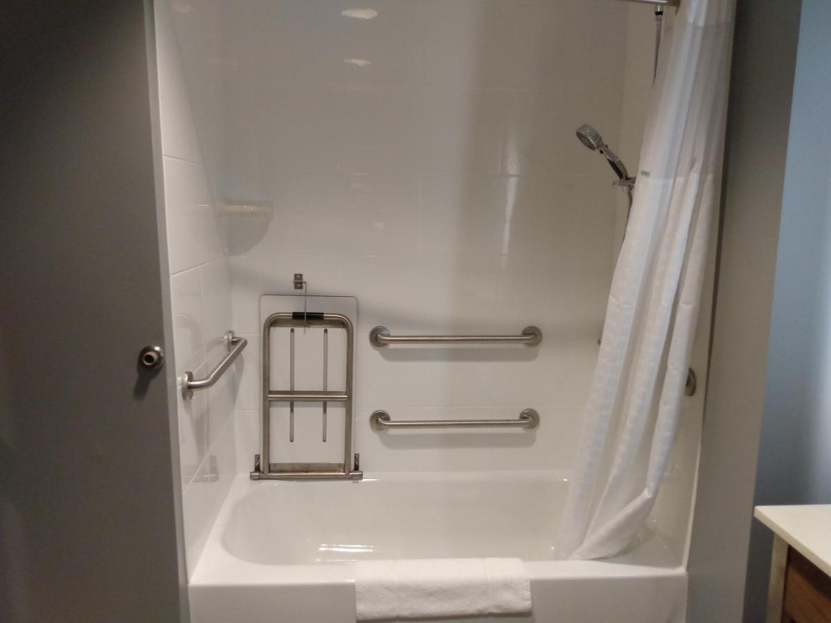 1 King Bed, Mobility/Hearing Accessible Room, Tub with Grab Bars, Non-Smoking at La Quinta Inn & Suites by Wyndham Bardstown