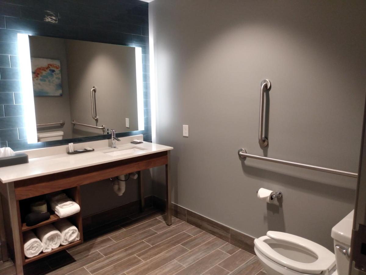 1 King Bed, Mobility/Hearing Accessible Room, Tub with Grab Bars, Non-Smoking at La Quinta Inn & Suites by Wyndham Bardstown