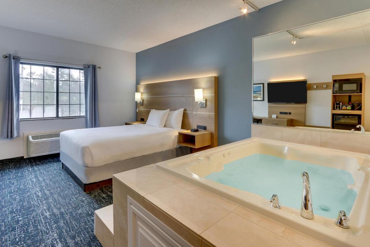 Queen Room at ParkShore Resort