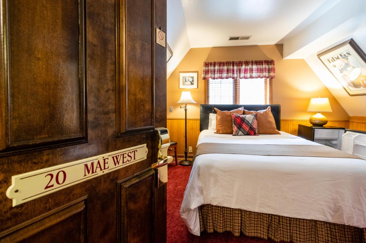 Queen Room at Saddleback Inn