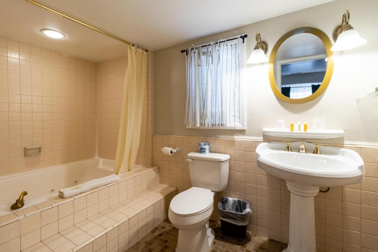 King Suite with Sofa Sleeper or 2 Twin Roll Aways at Saddleback Inn