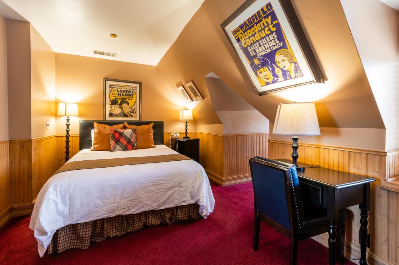 Queen Room at Saddleback Inn