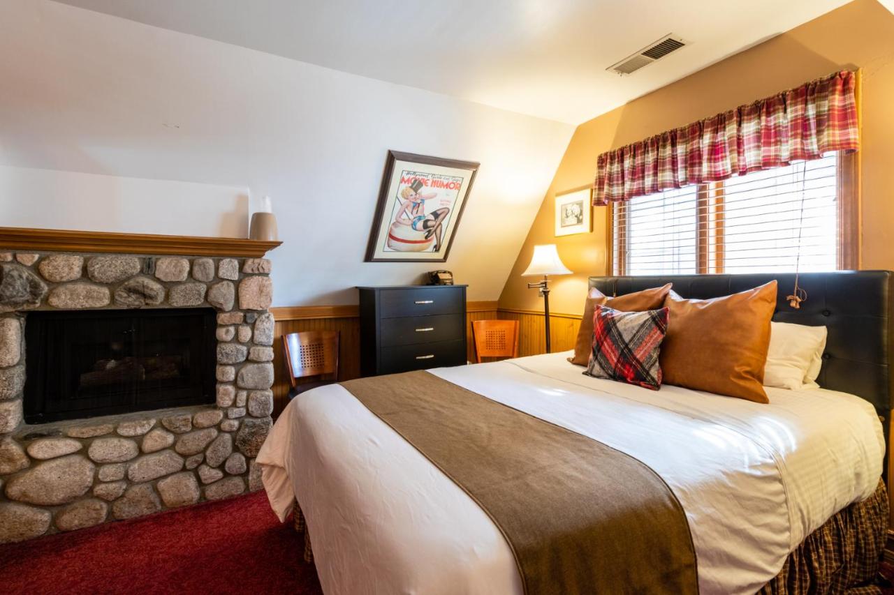 Queen Room at Saddleback Inn