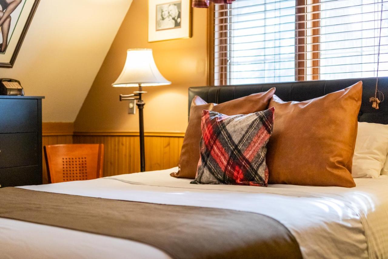 Queen Room at Saddleback Inn
