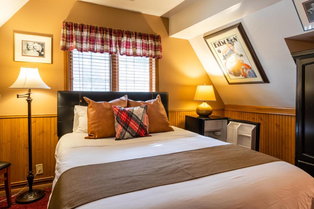 Queen Room at Saddleback Inn