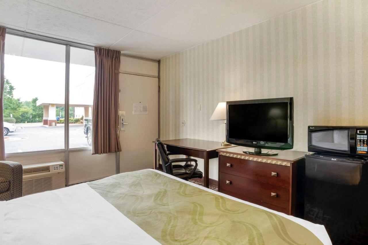 Queen Room at Quality Inn Fredericksburg near Historic Downtown
