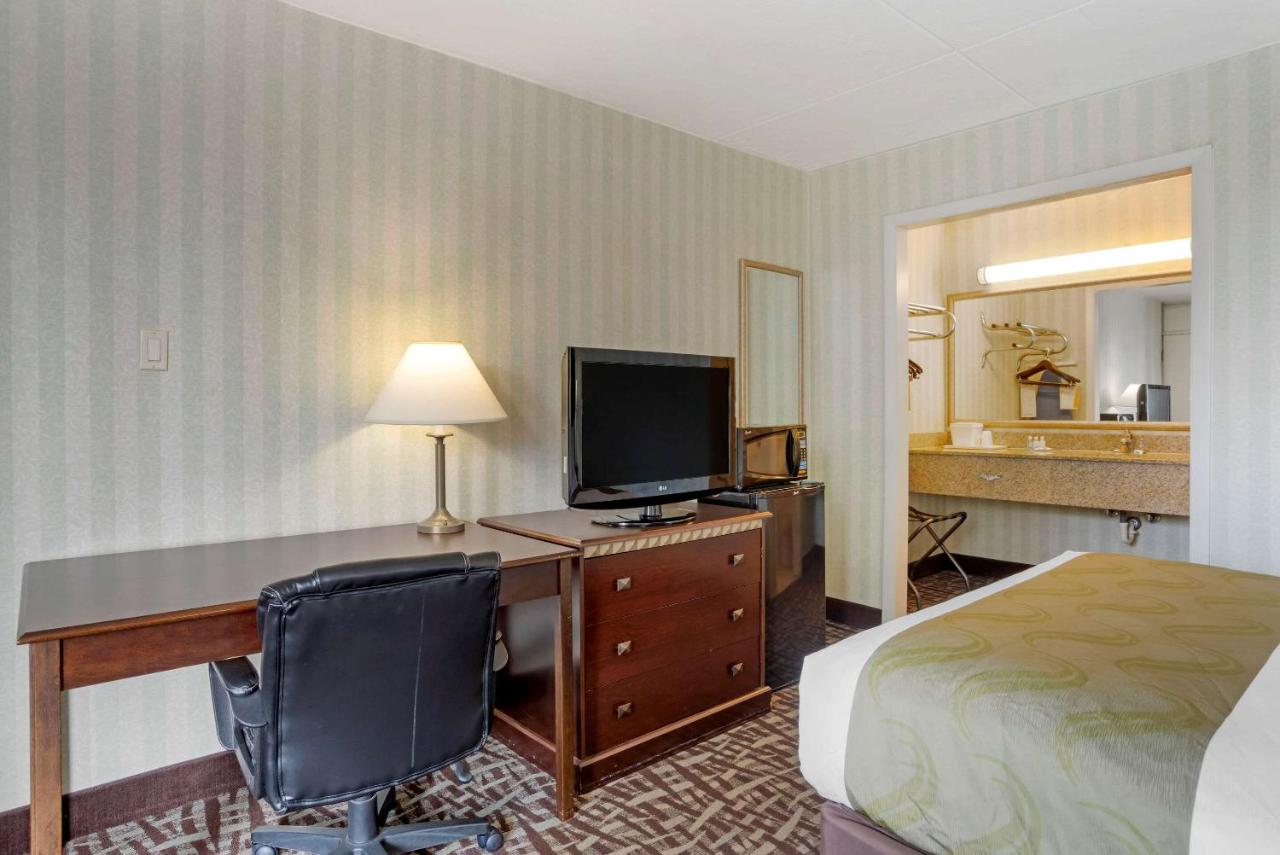 Queen Room at Quality Inn Fredericksburg near Historic Downtown