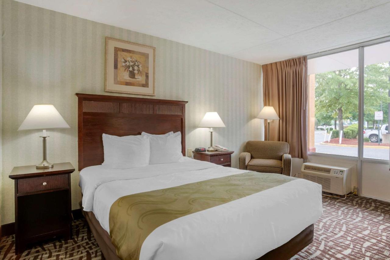 Queen Room at Quality Inn Fredericksburg near Historic Downtown