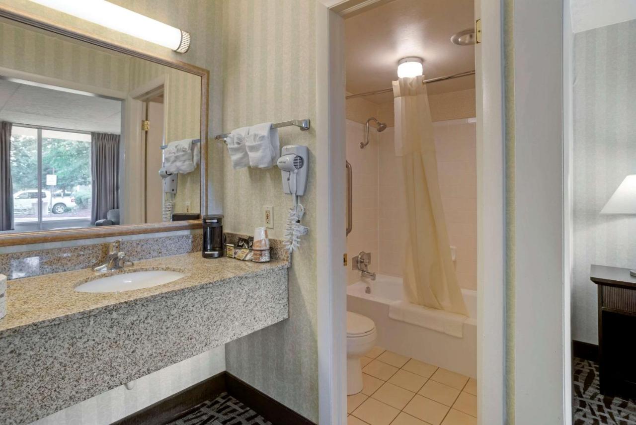 Queen Room at Quality Inn Fredericksburg near Historic Downtown