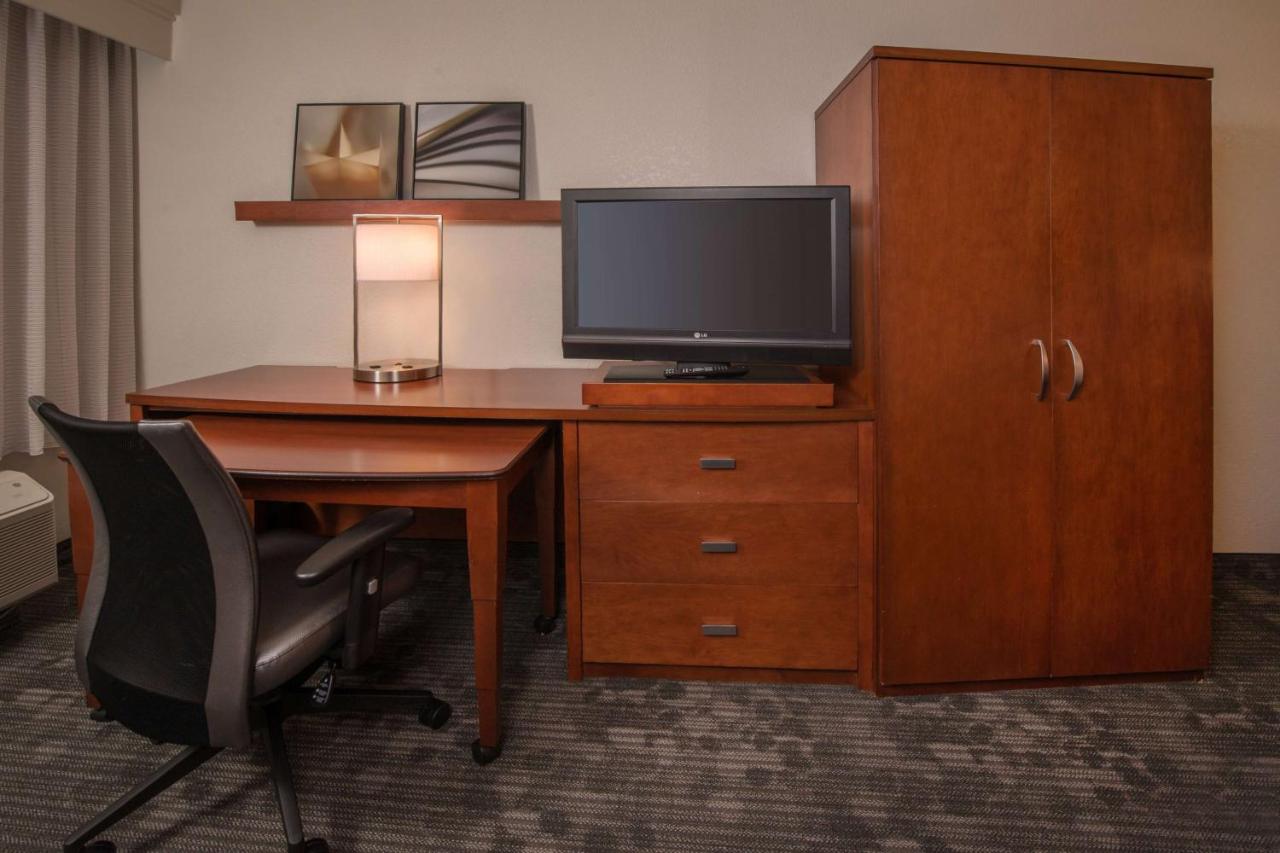 Mobility/Hearing Accessible Guestroom King Tub at Sonesta Select Arlington Rosslyn