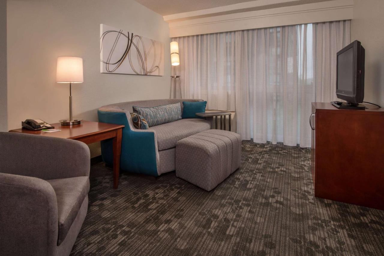 Mobility/Hearing Accessible One Bedroom Suite King Tub at Sonesta Select Arlington Rosslyn