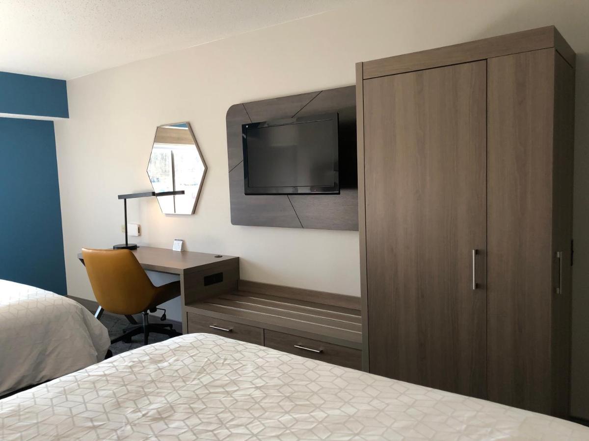 Queen Room with Two Queen Beds at Holiday Inn Express Hotel & Suites Donegal by IHG