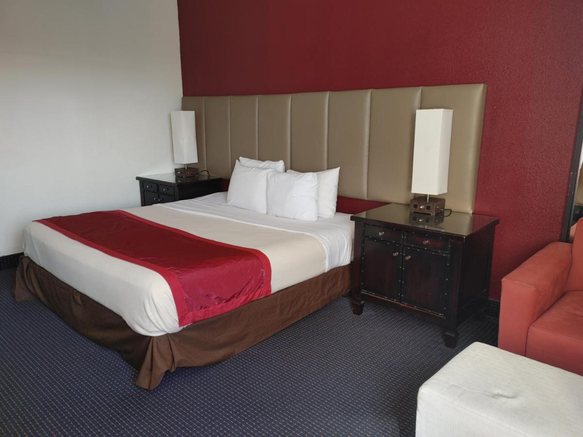 Standard King Room at Hotel Pigeon Forge