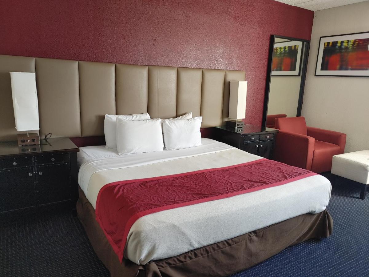 Standard King Room at Hotel Pigeon Forge