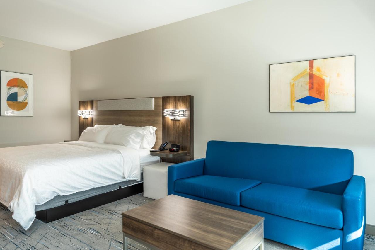 King Room with One King Bed Hearing Accessible - Non-Smoking at Holiday Inn Express & Suites Charlottesville by IHG