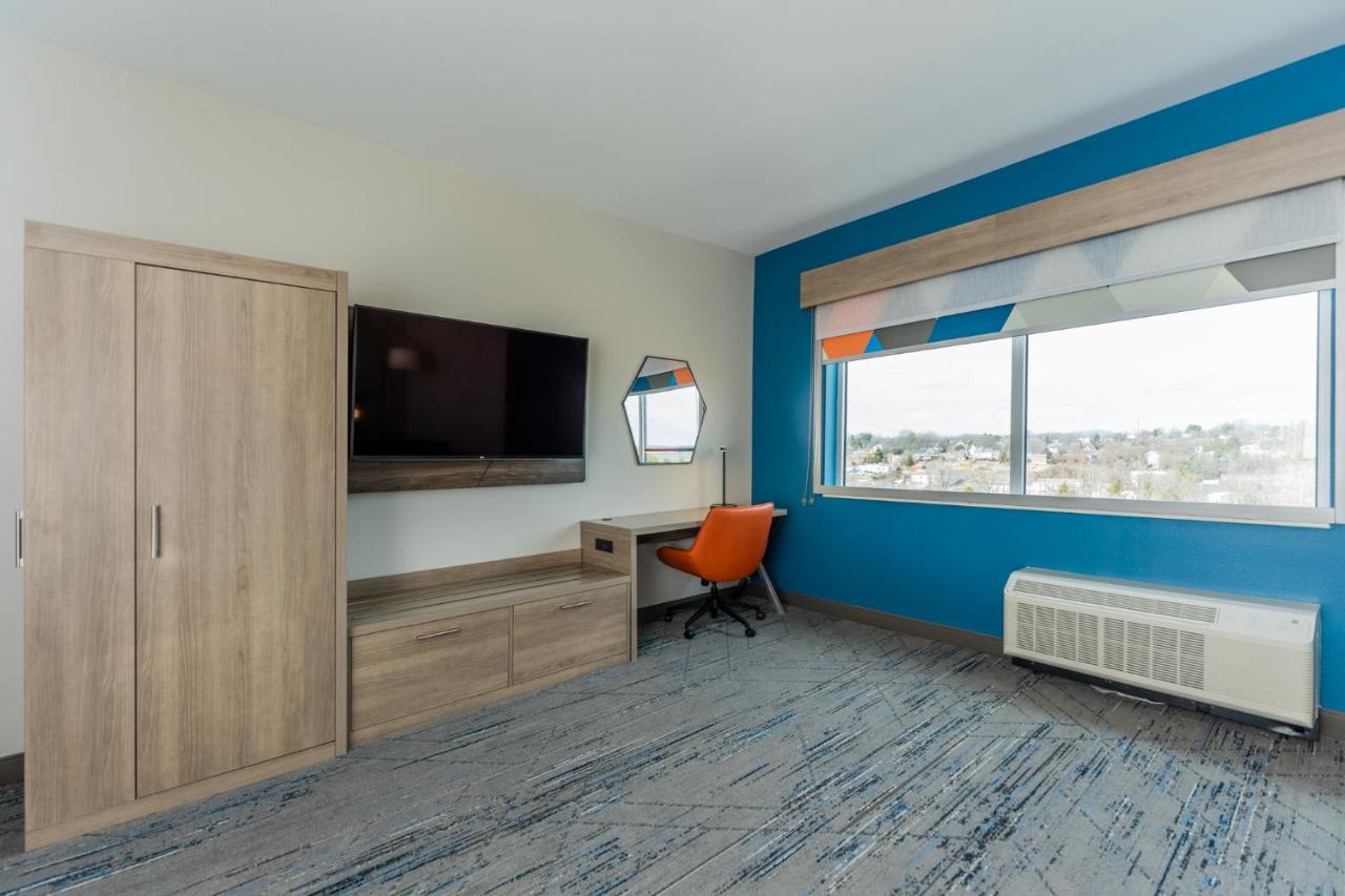 Premium Corner King Room - Non-Smoking at Holiday Inn Express & Suites Charlottesville by IHG
