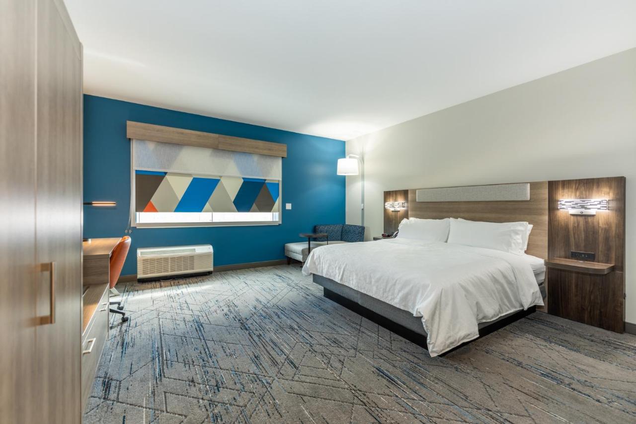 King Room with One King Bed Hearing Accessible - Non-Smoking at Holiday Inn Express & Suites Charlottesville by IHG