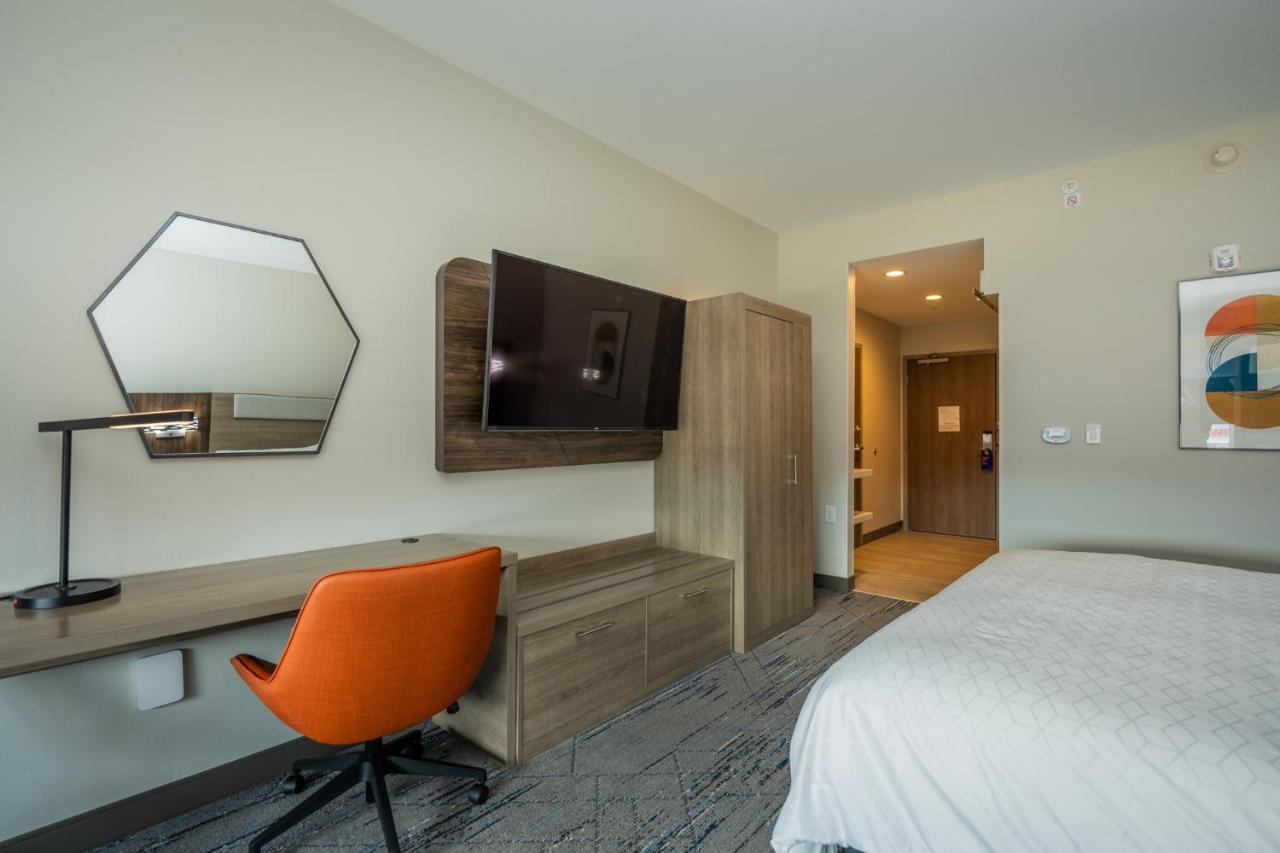 King Room with One King Bed Hearing Accessible - Non-Smoking at Holiday Inn Express & Suites Charlottesville by IHG