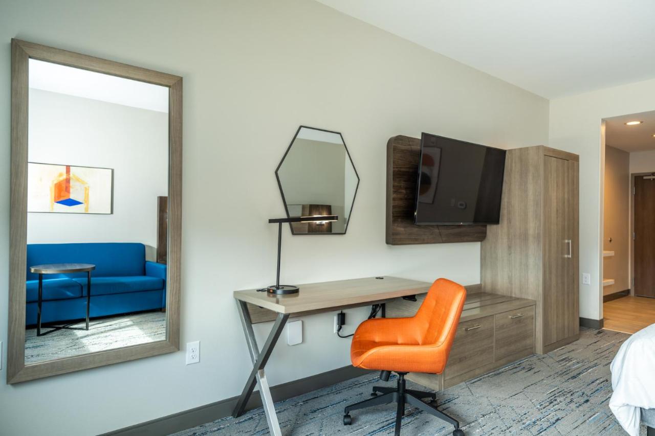 King Room with One King Bed Hearing Accessible - Non-Smoking at Holiday Inn Express & Suites Charlottesville by IHG