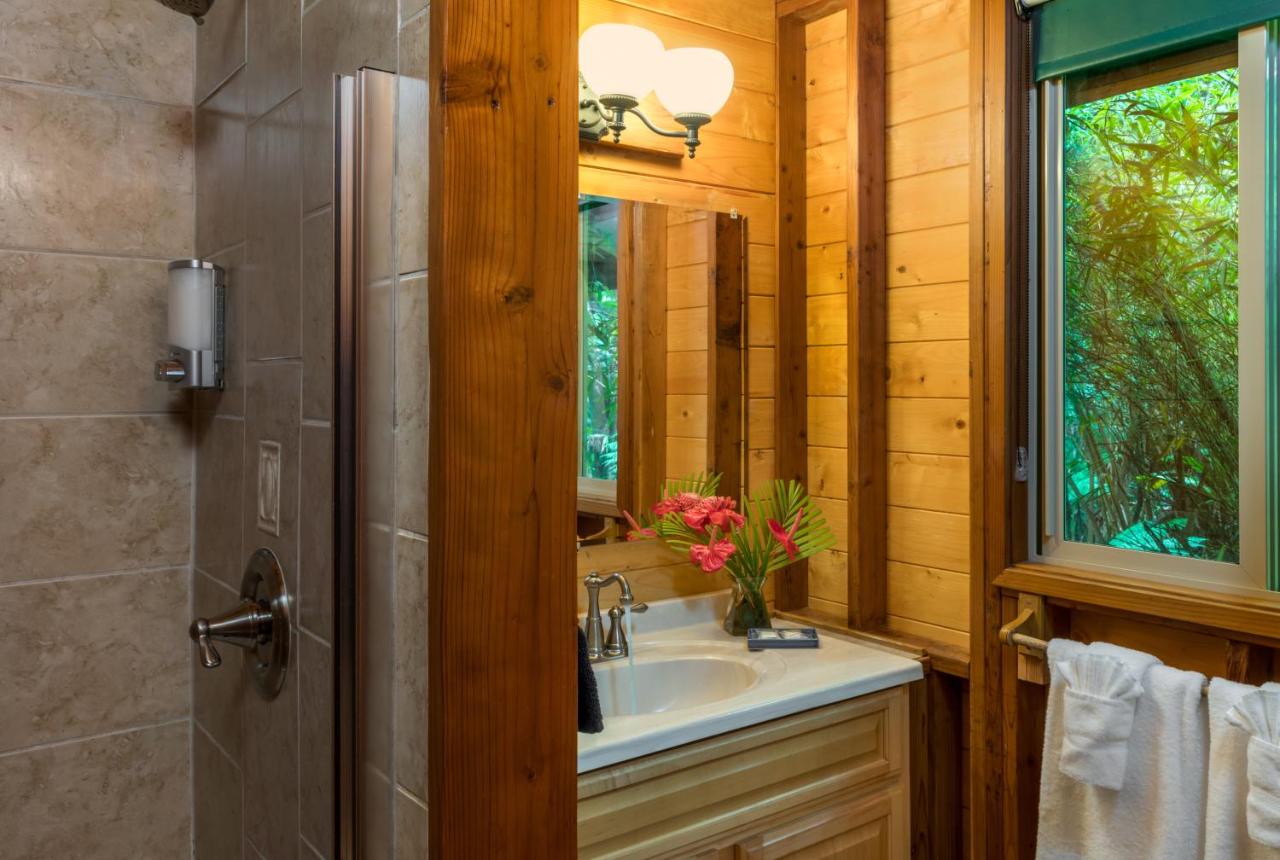 | Volcano Village Lodge