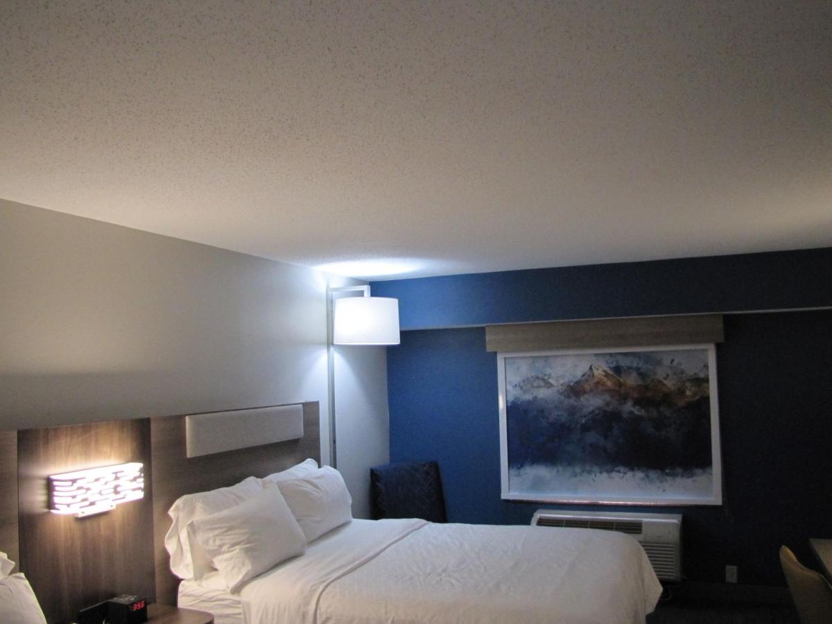 Queen Room with Two Queen Beds at Holiday Inn Express Hotel & Suites Donegal by IHG