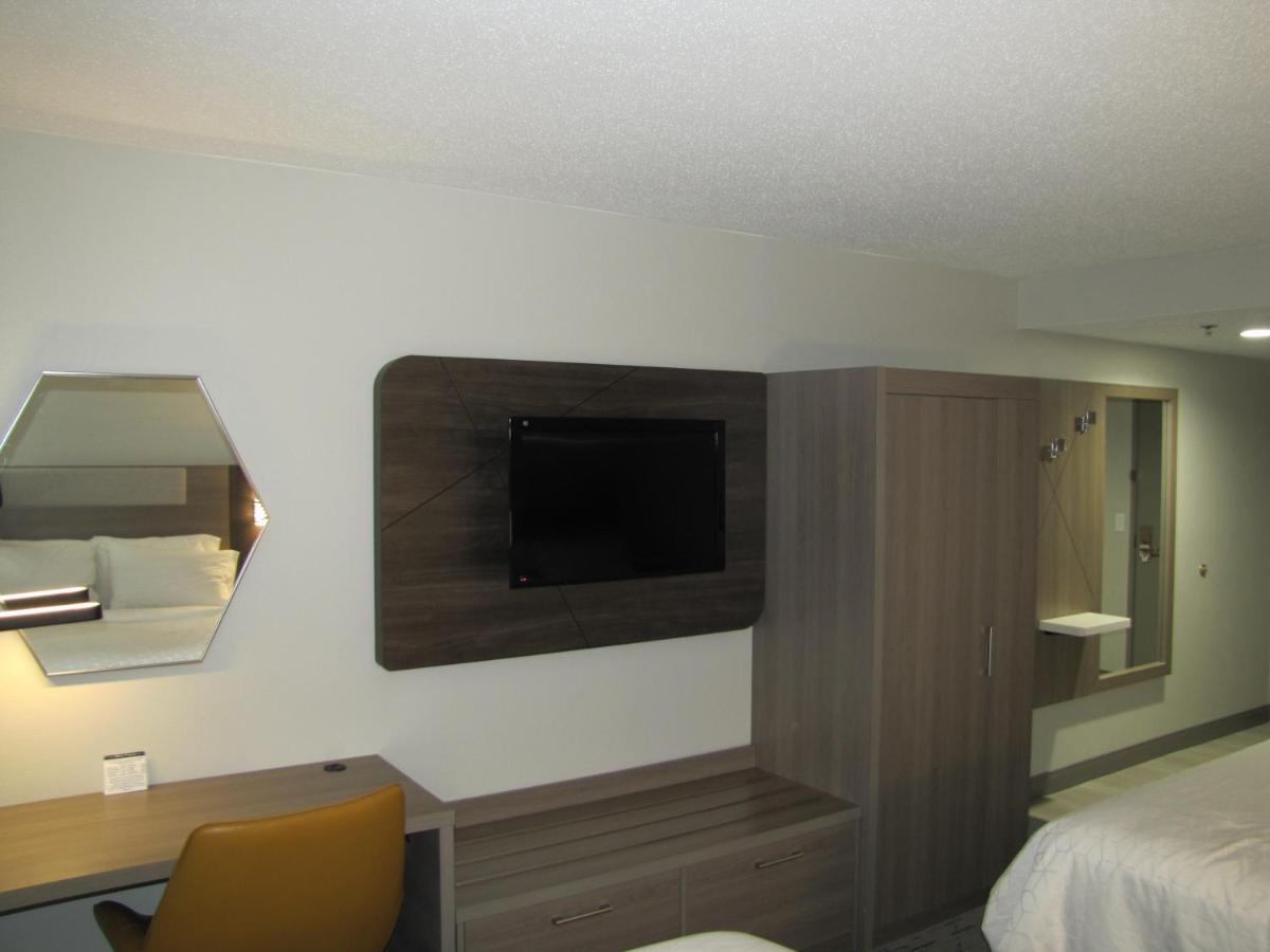 Queen Room with Two Queen Beds at Holiday Inn Express Hotel & Suites Donegal by IHG